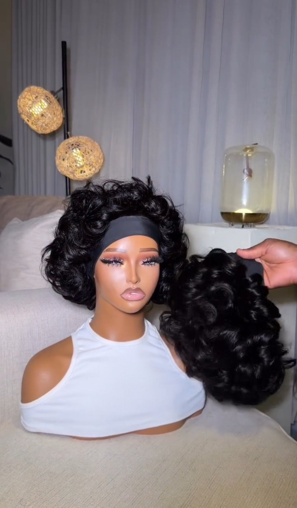 Short band bounce wig – side profile view