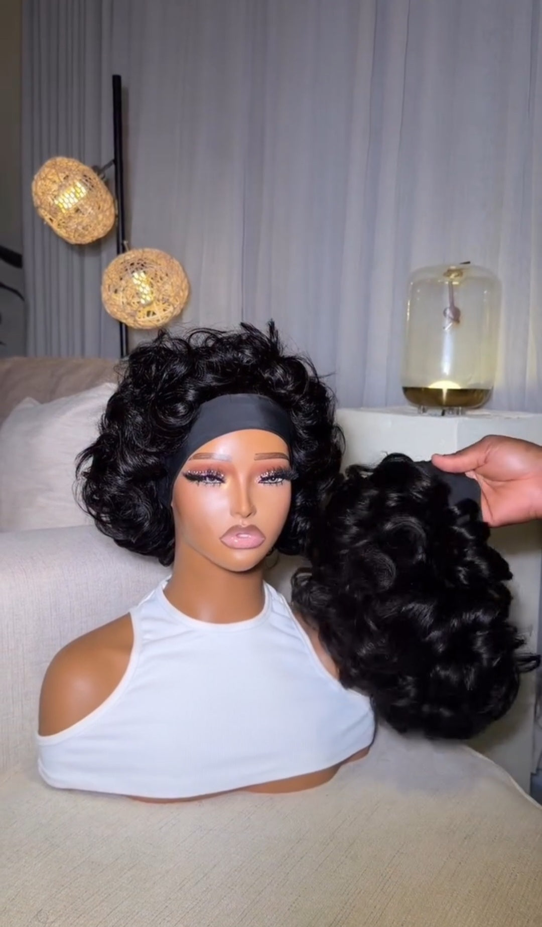 Short band bounce wig – side profile view